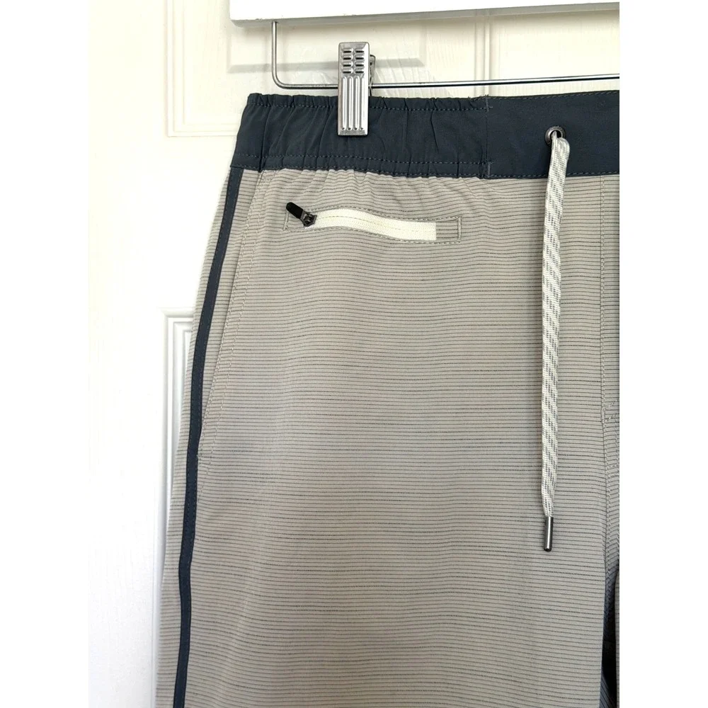 Vuori Cruise Men's Size Medium Gray & Ivory Striped Unlined Board Shorts